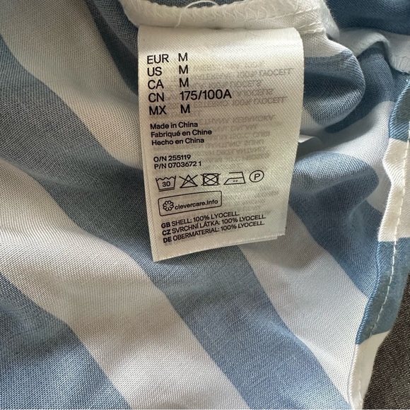 H&M BLUE and WHITE STRIPED SHORT-SLEEVE DRESS SHIRT - Medium - Picture 5 of 6